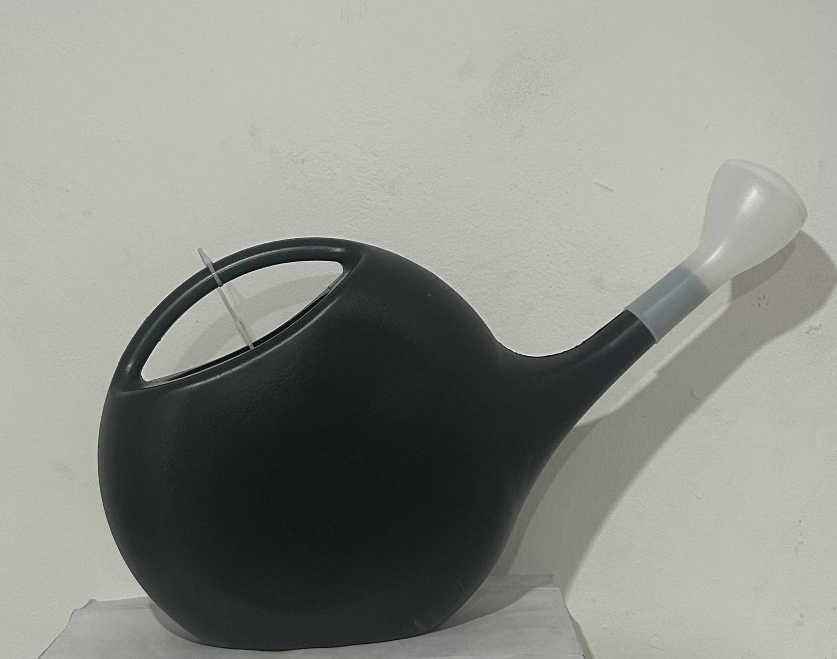 REGADOR 8L PLÁSTICO COR PRETA 