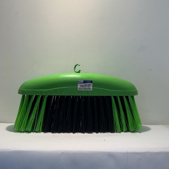 VASSOURA DE PÊLO SINTÉTICO GRANDE C/CAPA PLÁSTICA E CABO