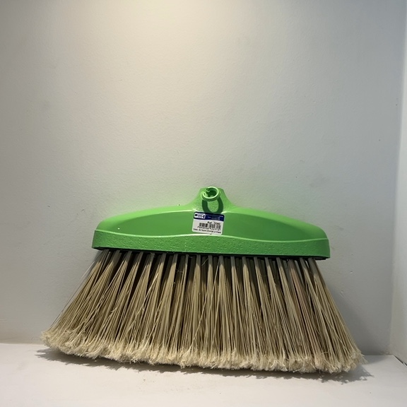 VASSOURA. DE NYLON GRANDE C/CABO COR VARIÁVEIS