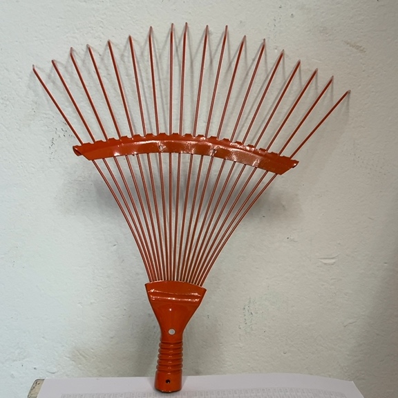 VASSOURA DE AÇO P/JARDIM FIXA 18 DENTES ARAME COM CABO